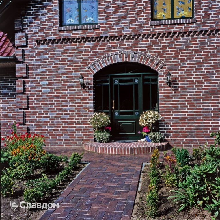 Двухэтажный частный дом с облицовкой кирпичом Terca HKS Bunt