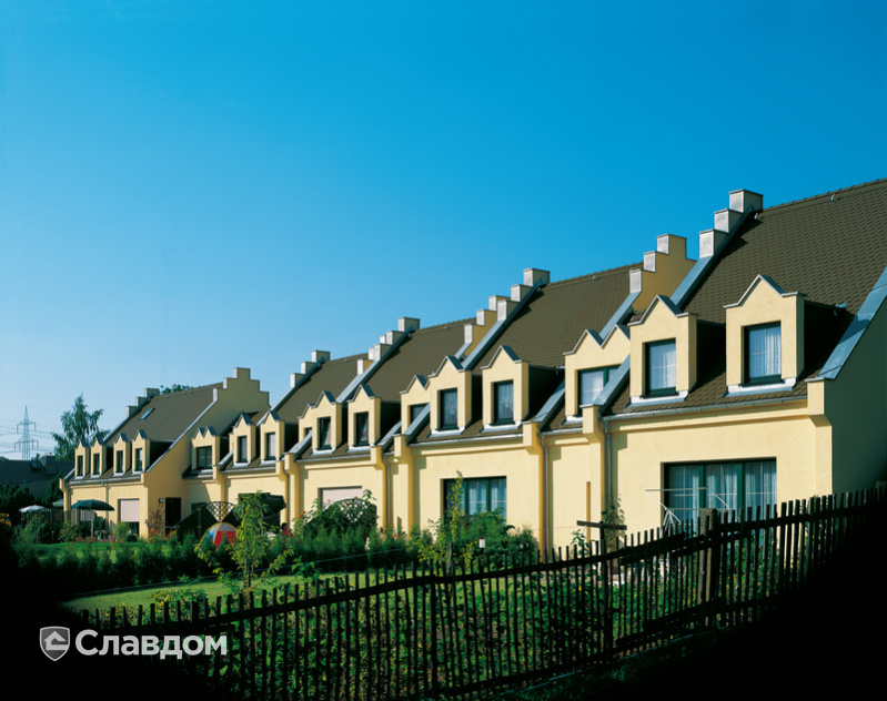 Таунхаус с крышей из черепицы Creaton Biber Klassik Schieferton Engobiert