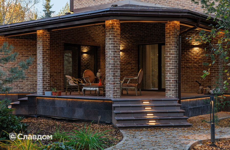 Частный дом с облицовкой кирпичом ручной формовки Сафоново Клинкер №9