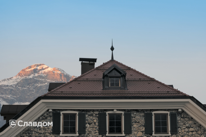 Каменный дом в горах с крышей из черепицы Creaton Biber Klassik Braun Engobiert