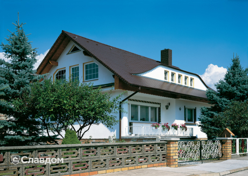 Частный дом с балконом и крышей из черепицы Creaton Biber Klassik Dunkelbraun engobiert