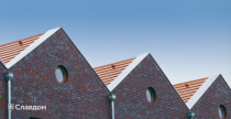 Таунхаус с крышей из черепицы Creaton Domino Naturrot