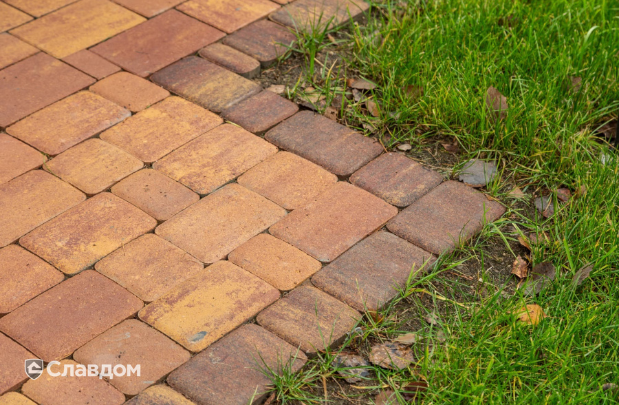 Частный дом в Ленинградской области с мощением плиткой Braer Классико