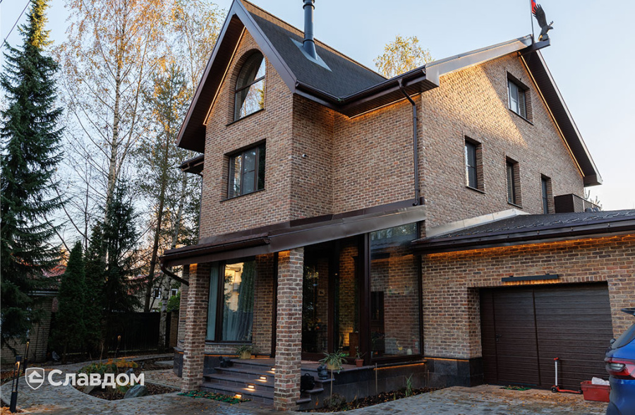 Частный дом с облицовкой кирпичом ручной формовки Сафоново Клинкер №9