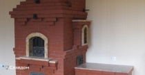 Печь с лежанкой и мраморными вставками с облицовкой полнотелым кирпичом КС-Керамик Красный