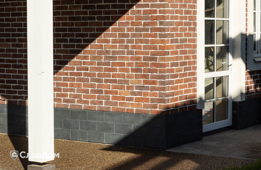 Частный дом с облицовкой плиткой Roben Formback Buntgeflammt