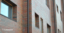 Дом с облицовкой из кирпича Керамейя рустика топаз