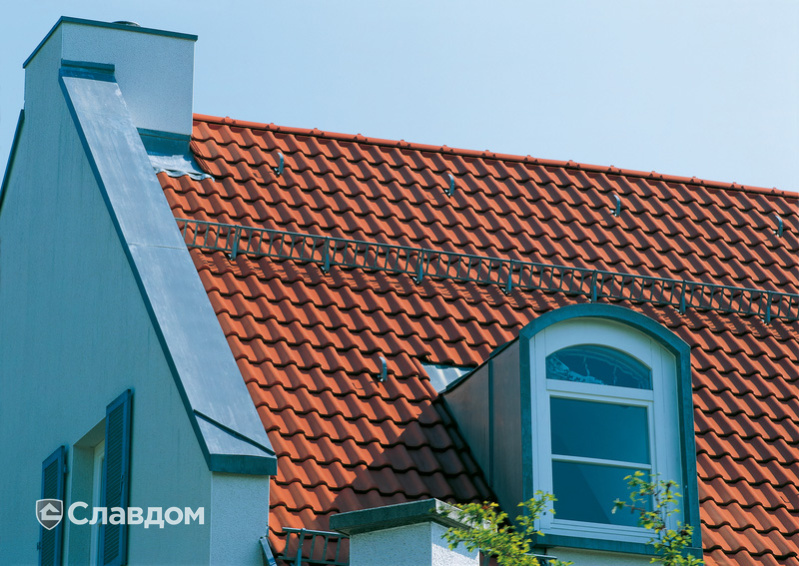 Здание отеля с крышей из черепицы Creaton Harmonie Naturrot