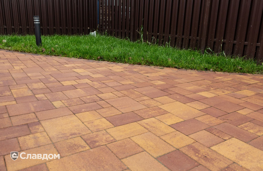 Частный дом в Ленинградской области с мощением плиткой Braer Классико