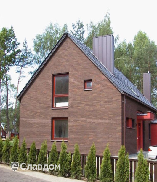 Дом с мансардой с облицовкой кирпичом Terca Terra Flame гладкий