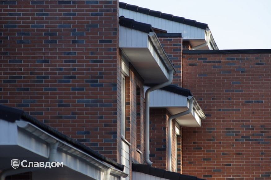 Коттеджный поселок "Солнечный берег" с облицовкой кирпичом Terca Red Flame гладкий