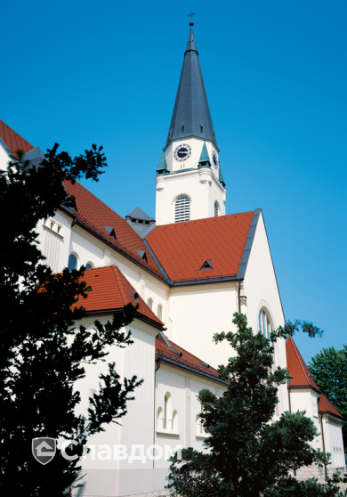 Комплекс зданий с крышей из черепицы Creaton Biber Klassik Rot Engobiert