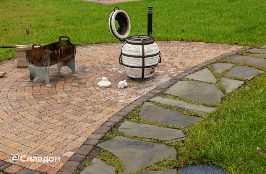 Частный дом в Ленинградской области с мощением плиткой Braer Классико