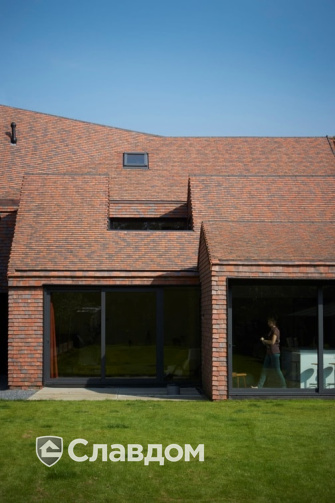 Жилой дом с применением керамической черепицы Koramic Patrimony Handcrafted Plain Tile Kent Red, Vineyard Black, Lichen Green