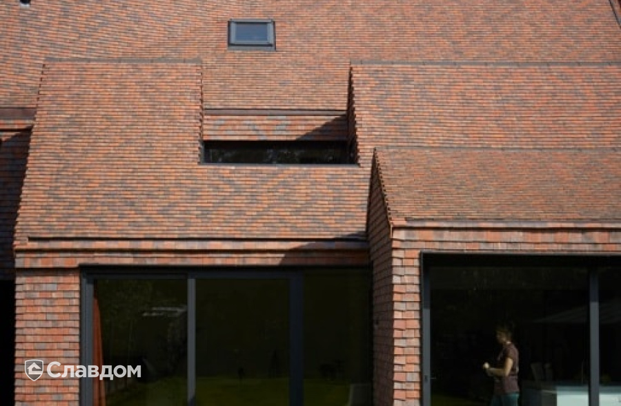 Жилой дом с применением керамической черепицы Koramic Patrimony Handcrafted Plain Tile Kent Red, Vineyard Black, Lichen Green