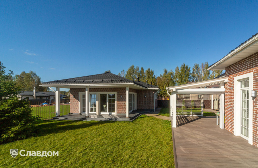 Частный дом с облицовкой плиткой Roben Formback Buntgeflammt