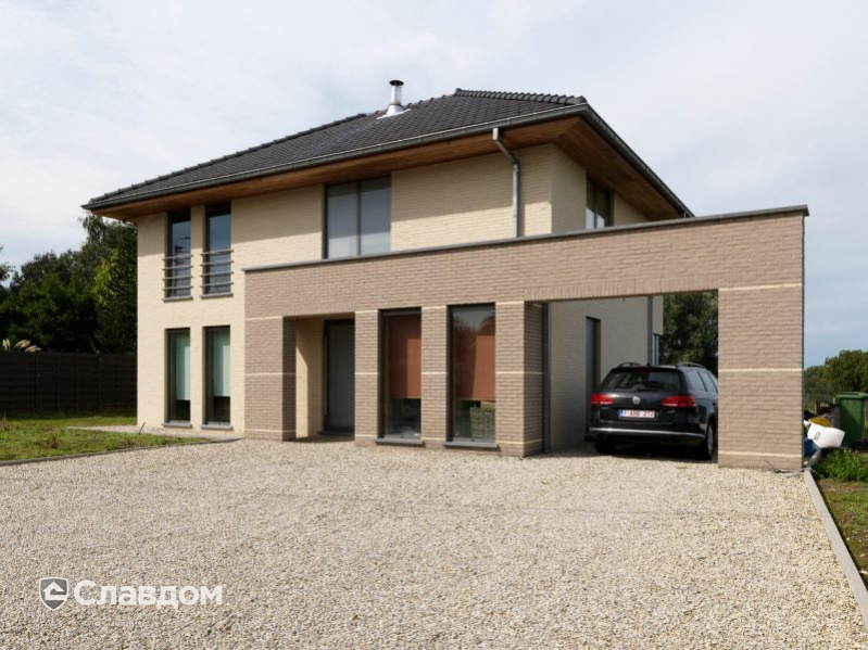 Частный дом с облицовкой кирпичом Terca Branco и Prata