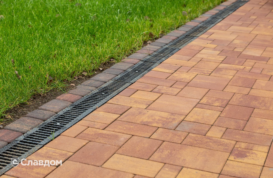 Частный дом в Ленинградской области с мощением плиткой Braer Классико