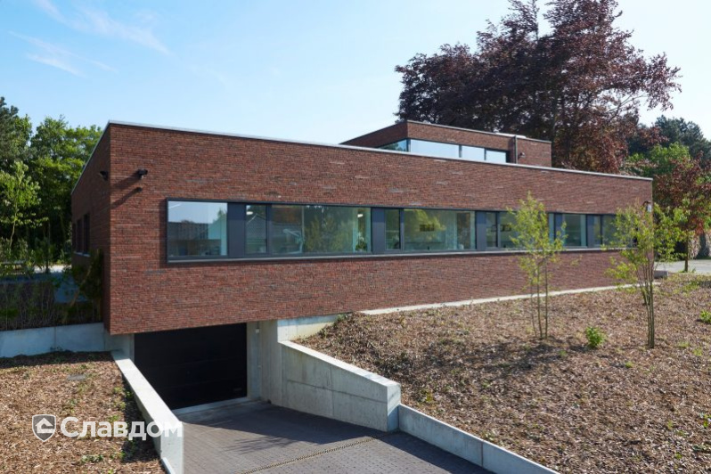 Стоматология в Кортрейке с облицовкой кирпичом Terca Wasserstrich Special E1 и Blauw-Rood Genuanceerd