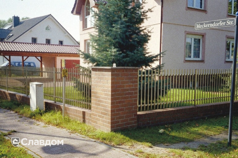 Забор с облицовкой кирпичом Terca Lausitz