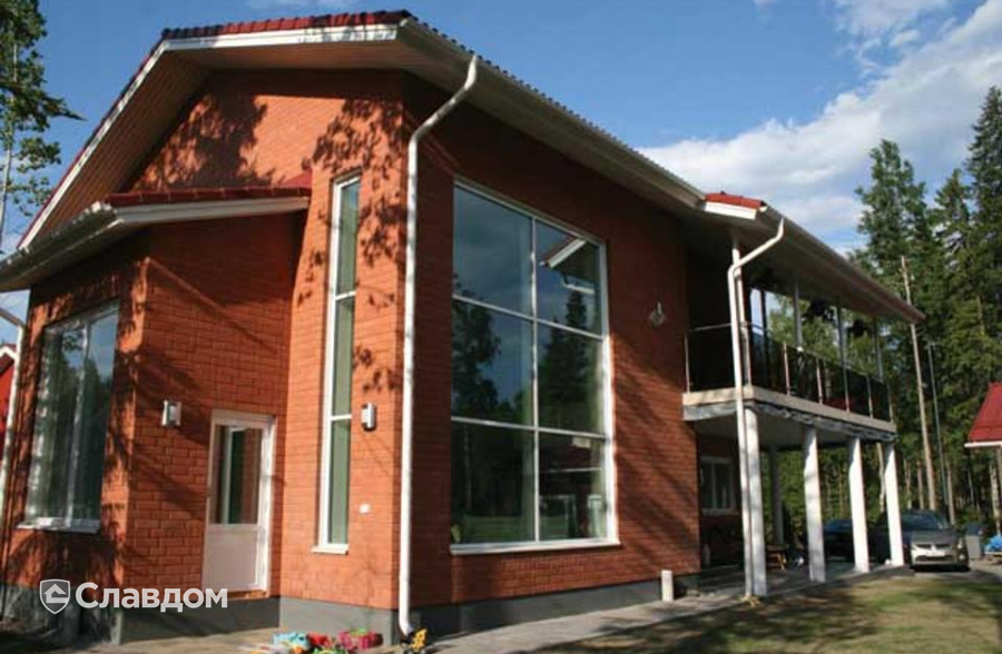 Частный дом с облицовкой кирпичом Terca Punainen гладкий