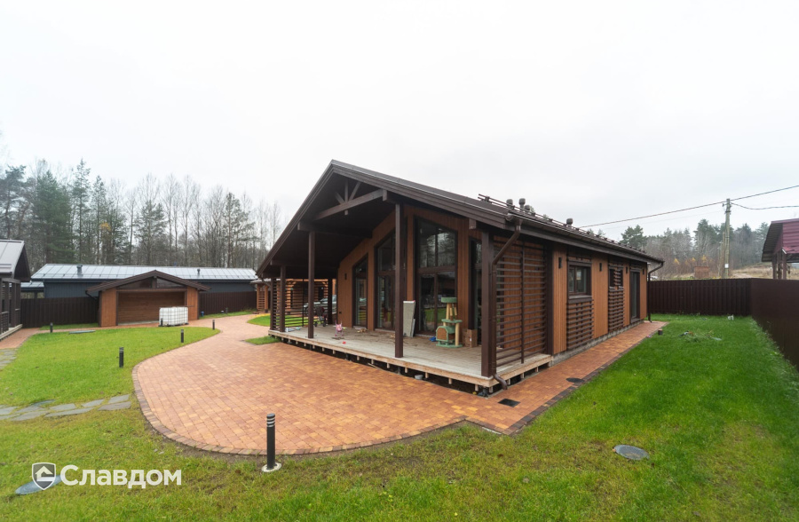 Частный дом в Ленинградской области с мощением плиткой Braer Классико