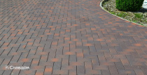 Двор дома с применением брусчатки Vandersanden Calau 45