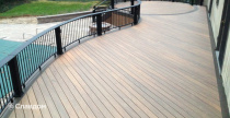Терасса для дома с бассейном с использованием доски из ДПК CM Decking