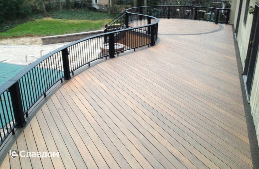 Терасса для дома с бассейном с использованием доски из ДПК CM Decking