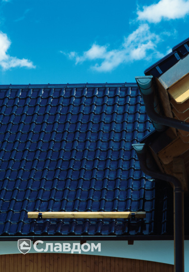 Жилой дом с крышей из черепицы Creaton Futura Dunkelblau и солнечными батареями