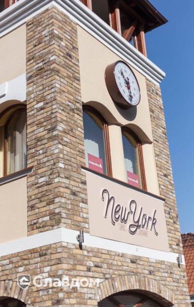 Кафе "New York" с применением керамического кирпича ENGELS HANDFORM Royal Emmerald