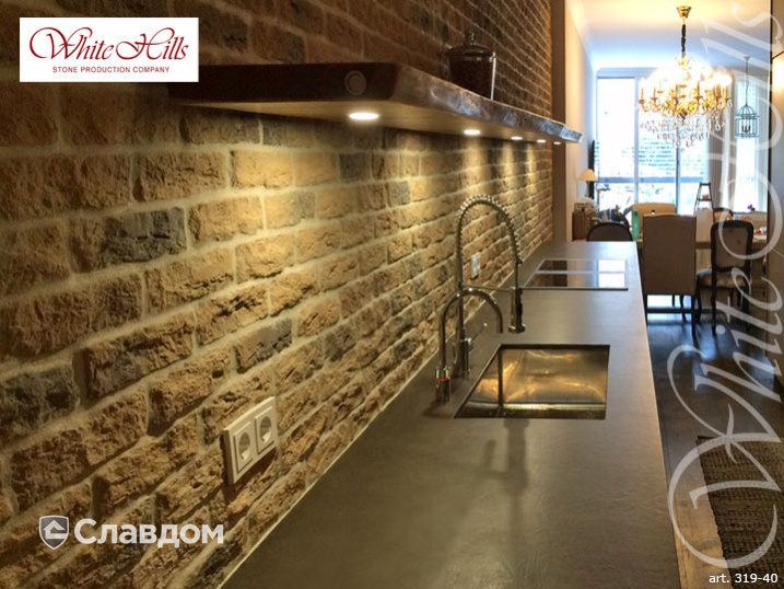 Зона кухни с использованием облицовочного камня White Hills Брюгге Брик 319-40