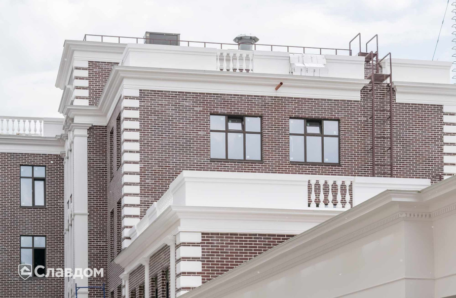 Клубный деловой центр Central Yard с облицовкой фасадной плиткой Stroeher Keravette Shine 825 sherry