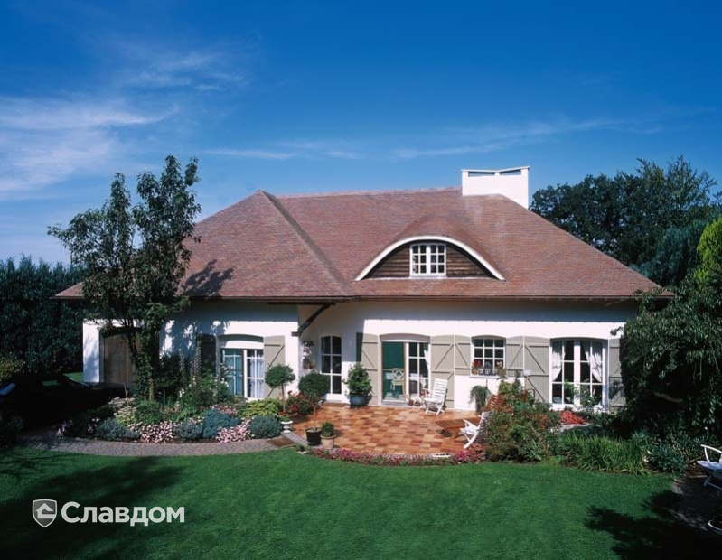 Одноэтажный дом с применением керамической черепицы Koramic Patrimony Handcrafted Plain Tile Kent Red, Vineyard Black, Lichen Green