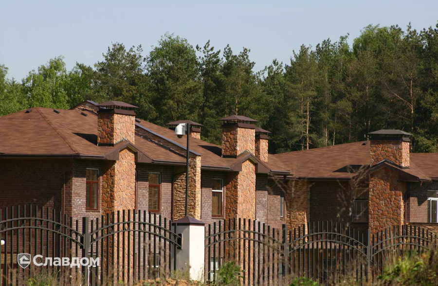 Дом с применением мягкой кровли TEGOLA Классик Коричневый с отливом