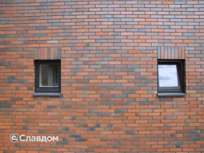 Техническое здание с облицовкой кирпичом Terca Red Flame гладкий