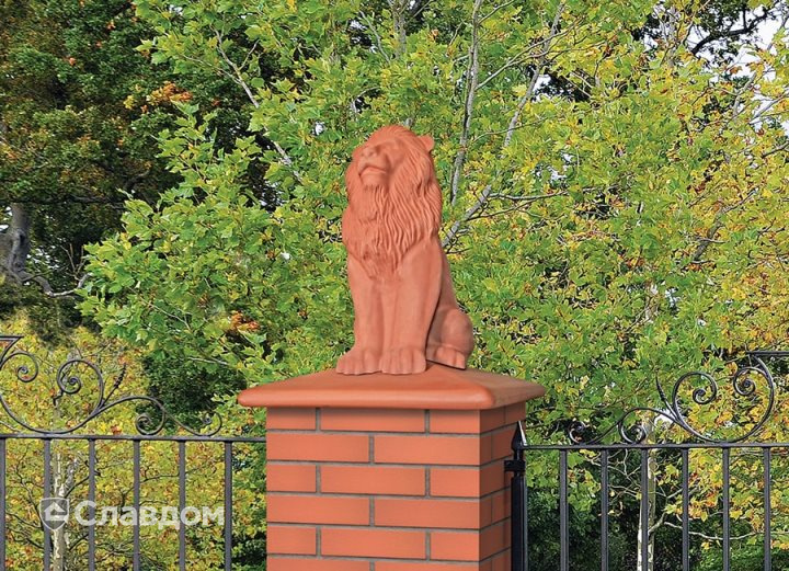 Забор частного дома с применением оголовка Lion и фасадной плитки King Klinker 01 рубиновый красный