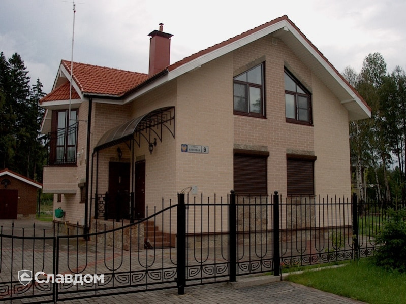 Частный дом с облицовкой кирпичом Terca Hilla каре