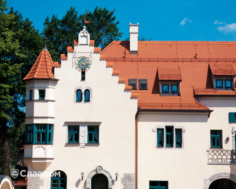 Жилой дом с часами с крышей из черепицы Creaton Biber Klassik Naturrot