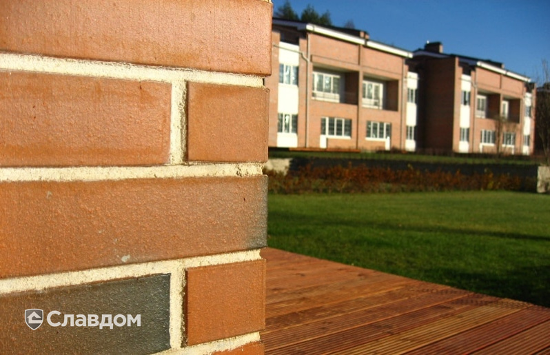 Коттеджный поселок "Солнечный берег" с облицовкой кирпичом Terca Red Flame гладкий