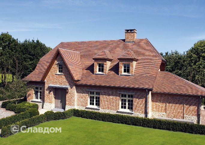 Дом с мансардой с применением керамической черепицы Koramic Patrimony Handcrafted Plain Tile Kent Red, Vineyard Black, Lichen Green, Ochre Lichen