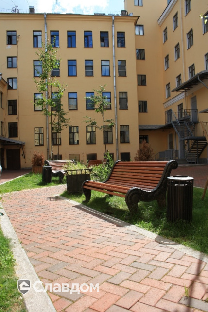 Жилой дом на углу наб. Фонтанки