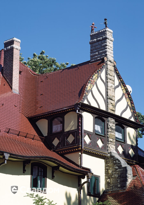 Замок с крышей из черепицы Creaton Biber Klassik Rot Glasiert