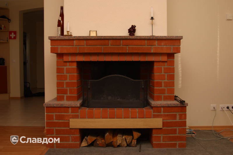 Камин с облицовкой кирпичом Terca Red гладкий