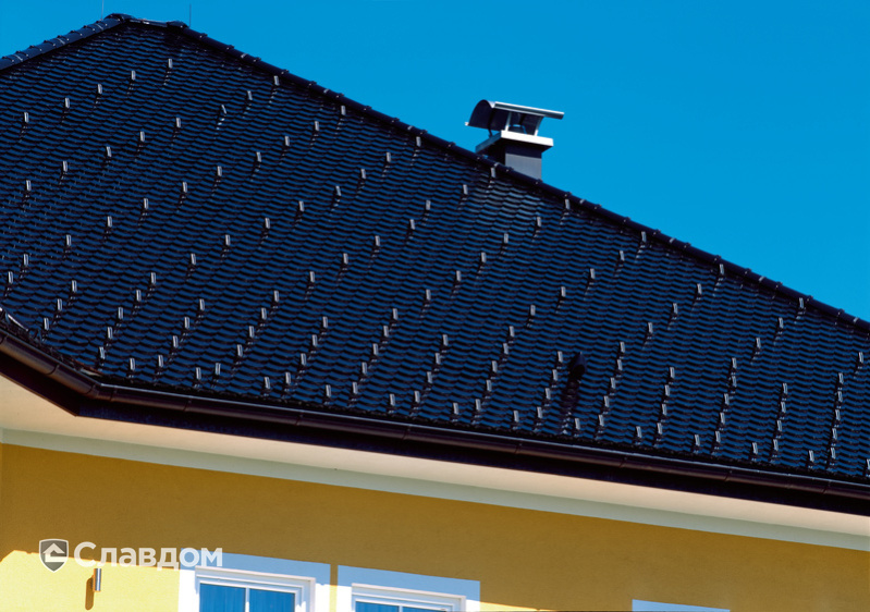 Особняк с крышей из черепицы Creaton Biber Klassik Schwarz Glasiert