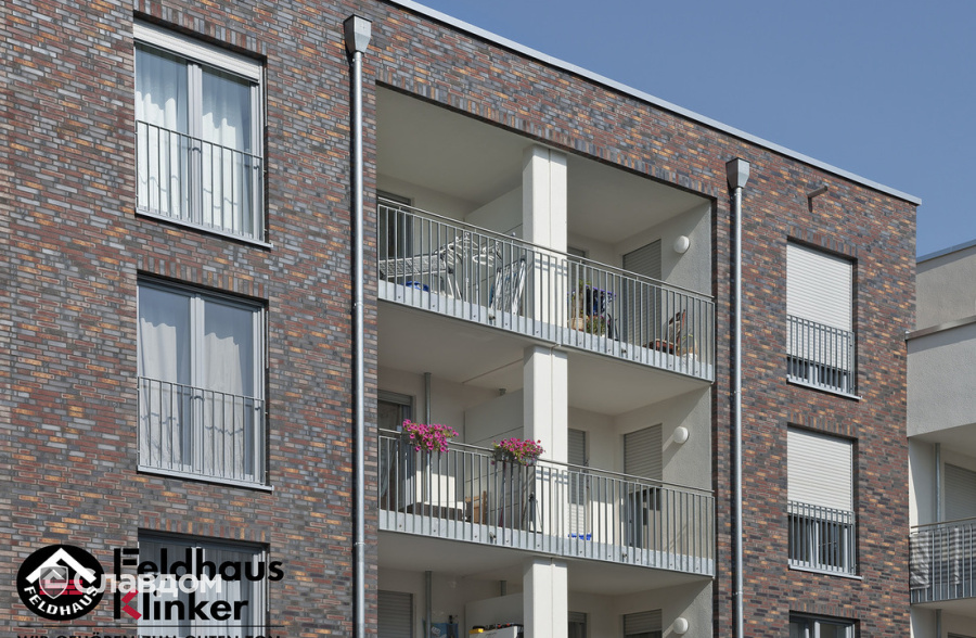 Жилой дом с облицовкой кирпичом Feldhaus Klinker 384 ferrum liso и 769 vascu cerasi legoro