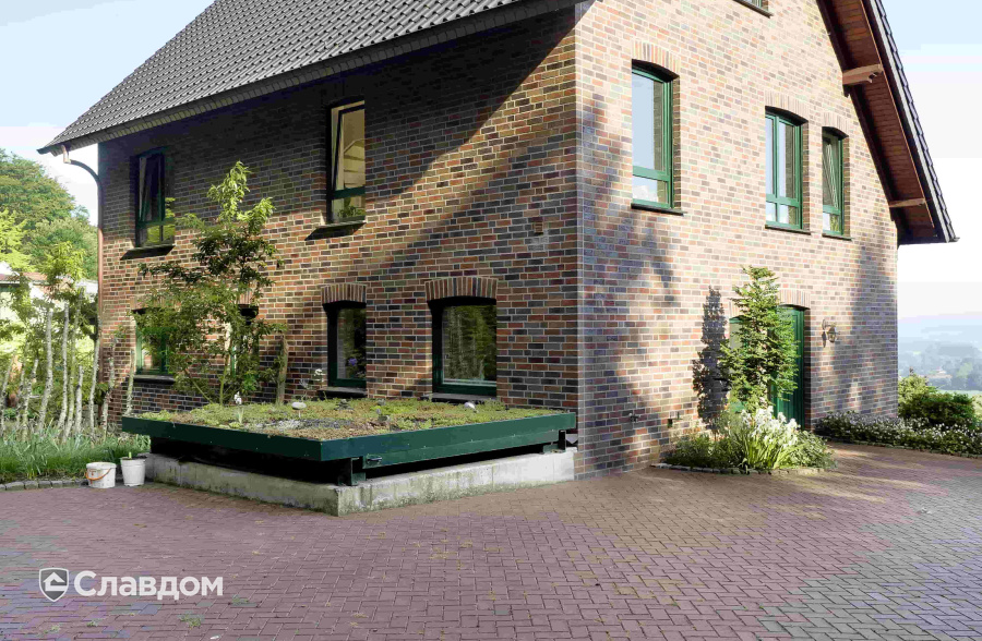Загородный дом с облицовкой кирпичом Feldhaus Klinker 661 sintra lava maris
