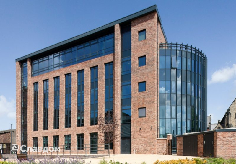 The Womens Organisation с облицовкой кирпичом Terca Topaas