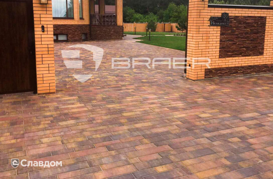 Загородный дом с мощением тротуарной плиткой BRAER Домино Color Mix Сафари