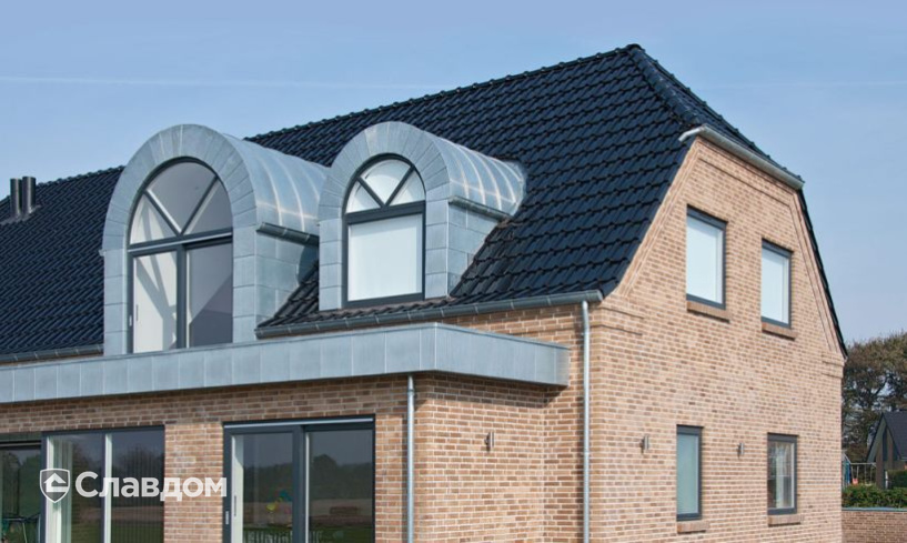 Жилой дом с применением керамической черепицы Laumans Tiefa Supra 50 Schwarz Brilliat Glasur